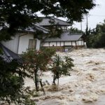 Na Japonskem se prebivalci borijo s hudimi poplavami