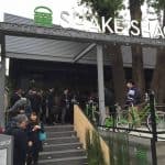 Shake Shack odprl svoja vrata v Tokyu, prvič v Aziji